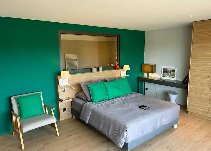 With Private Pool And Golf Near Bonifacio 度假居